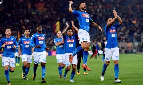 Para pemain SSC Napoli merayakan kemenangan 2-1 atas tim Ibu Kota, AS Roma, pada lanjutan Serie A Italia di Stadion Olimpico, Roma, Italia, Ahad (14/10) dini hari WIB. 