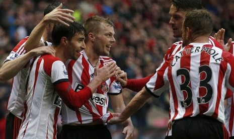 Para pemain Sunderland merayakan gol.