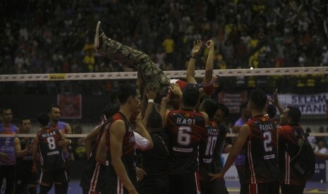 Para pemain Surabaya Bhayangkara Samator meluapkan kegembiraan setelah menjuarai Grand Final Proliga 2019.