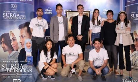 Para pemain, sutradara, dan produser film Surga yang Tak Dirindukan saat jumpa pers, Rabu (17/3).