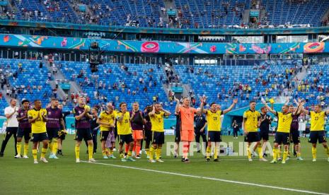 Para pemain Swedia melakukan selebrasi usai pertandingan Grup E Euro 2020 antara Swedia dan Slovakia, di Stadion Saint Petersburg, di Saint Petersburg, Rusia, Jumat (18/6). Swedia unggul 1-0 berkat gol penalti Emil Forsberg.  