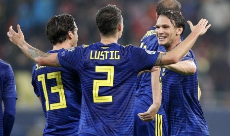 Para pemain Swedia merayakan gol ke gawang Rumania pada laga kualifikasi Euro 2020.