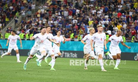 Para pemain Swiss merayakan berakhirnya pertandingan babak 16 besar Piala Eropa 2020 antara Prancis dan Swiss di stadion National Arena, di Bucharest, Rumania, Selasa (29/6) dini hari WIB.