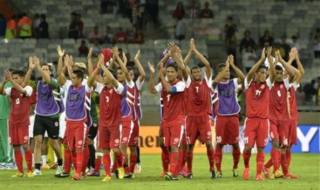 Para pemain Tahiti bertepuk tangan usai pertandingan meskipun kalah dengan skor 1-6 dari Nigeria pada partai pertama mereka di Grup B Piala Konfederasi 2013, Selasa (18/6) dini hari WIB.