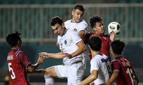 Para pemain Thailand berebut bola dengan Uzbekistan pada laga Grup B sepak bola putra Asian Games 2018, Ahad (19/8).