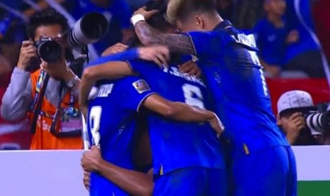 Para pemain Thailand merayakan gol ke gawang Indonesia.