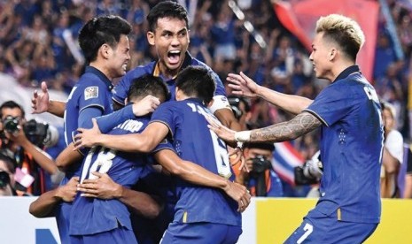 Para pemain Thailand merayakan gol ke gawang Indonesia.