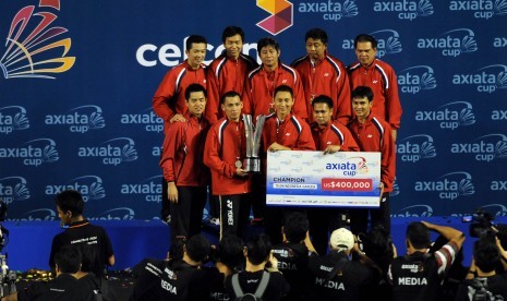 Para pemain tim Indonesia Garuda merayakan gelar juara Axiata Cup 2012 di Tennis Indoor Stadium, Senayan, Jakarta, Minggu (15/4). (Republika/Prayogi)