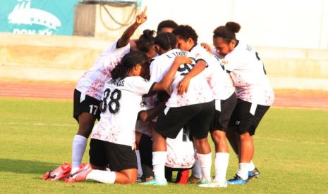 Para pemain tim putri Papua merayakan gol ketiga yang dicetak oleh Selli Wunungga dalam pertandingan melawan Bangka Belitung (Babel) di semifinal sepak bola putri PON XX Papua di Stadion Katalpal Merauke, Sabtu (9/10). . Papua akhirnya menang dengan skor telak 4-0 dan lolos ke final bertemu tim Jawa Barat.