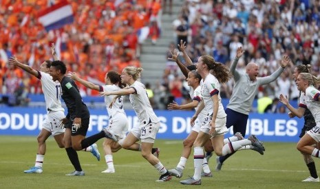 Para pemain tim sepak bola wanita Amerika Serikat meluapkan kegembiraan usai memastikan juara Piala Dunia Wanita 2019.