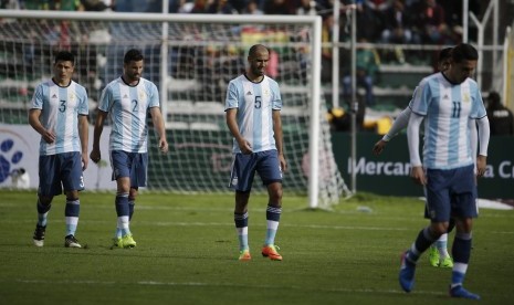 Para pemain timnas Argentina berjalan lesu ke luar lapangan stadion Hernando Siles, La Paz, Rabu (29/3). Argentina kalah dari Bolivia 0-2. 