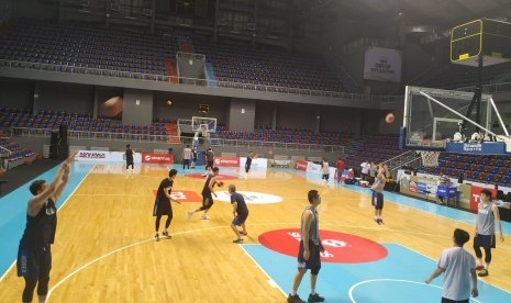 Para pemain timnas basket putra Korea Selatan (Korsel) menjajal lapangan Mahaka Arena, Jakarta Utara, Rabu (19/2). Korsel akan menghadpai Indonesia pada laga Kualifikasi FIBA Asia 2021, Kamis (20/2).