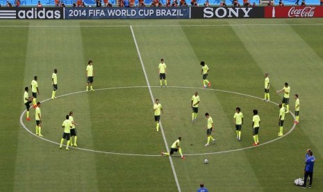 Para pemain timnas Brazil mengikuti sesi latihan tim mereka di Estadio Castelao di Fortaleza, Senin (16/6).   (EPA / Sergey Dolzhenko).