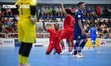 Para pemain timnas futsal Indonesia merayakan gol ke gawang Thailand pada semifinal Piala AFF Futsal 2024 di Nakhon Ratchasima, Thailand, Jumat (8/11/2024). Indonesia menang telak 5-1 dan lolos ke final.