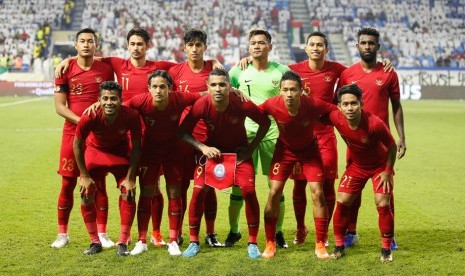 Para pemain timnas Indonesia berpose sebelum bertanding melawan Uni Emirat Arab pada laga Grup G Kualifikasi Piala Dunia 2022 Zona Asia, Kamis (11/10)..