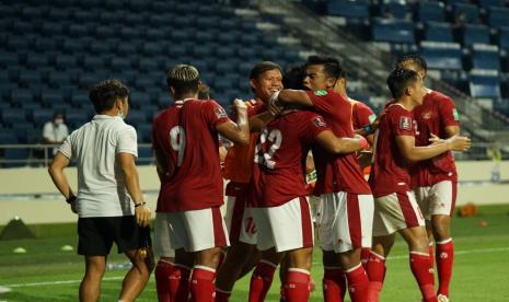 Para pemain timnas Indonesia berselebrasi seusai menjebol gawang Thailand pada laga kualifikasi Piala Dunia 2022.