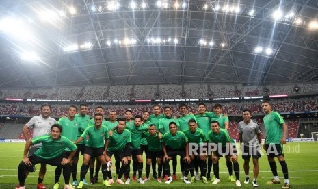 Para pemain timnas Indonesia beserta ofisial berfoto bersama sebelum berlatih di Stadion Nasional, Singapura, Kamis (8/11/2018).