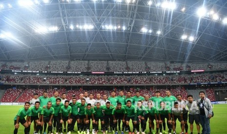 Para pemain timnas Indonesia beserta pelatih dan ofisial berfoto bersama sebelum berlatih di Stadion Nasional, Singapura, Kamis (8/11/2018). 