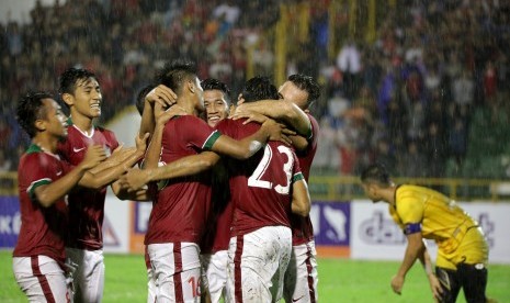 Para pemain timnas Indonesia merayakan gol ke gawang Brunei pada pertandingan pertama Aceh World Solidarity Cup 2017.