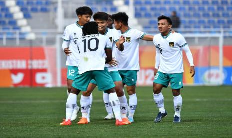 Para pemain timnas Indonesia merayakan gol pada matchday kedua Grup A Piala Asia U-20 melawan Suriah, Sabtu (4/3/2023). 