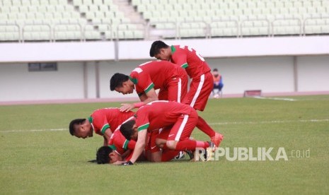 Para pemain timnas Indonesia U-19 merayakan gol ke gawang Timor Leste dengan sujud syukur.