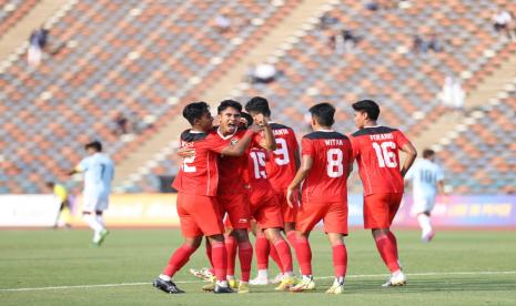 Para pemain timnas Indonesia U-22 melakukan selebrasi seusai mencetak gol ke gawang timnas Myanmar pada laga kedua Grup A SEA Games 2023 di Olympic Stadium, Phnom Penh, Kamboja, Kamis (4/5/2023). Skuad Merah Putih akan melakoni laga pamungkas Grup A SEA Games 2023 melawan tim tuan rumah pada Rabu (10/5/2023) malam WIB. 