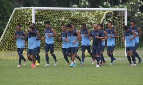 Para pemain timnas Indonesia yang tengah mengikuti latihan di Stadion Universitas Sumatera Utara (USU) Medan, Sumatera Utara, Kamis (17/1). 