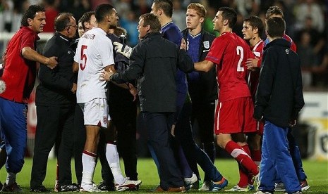 Para pemain timnas Inggris U-21 berseteru dengan para pemain Serbia U-21 usai laga playoff Piala Eropa U-21 2013 di Stadion Mladost, Serbia, Rabu (17/10) dini hari. 