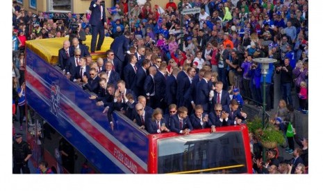 Para pemain timnas Islandia diarak menggunakan bus terbuka di Reykjavik.