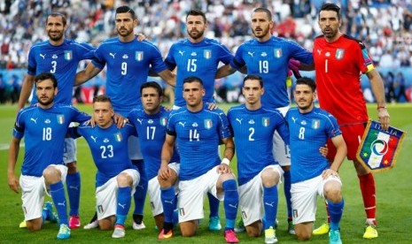 Para pemain timnas Italia mengenakan ban hitam di lengan kanan saat menghadapi Jerman.