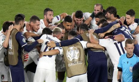 Para pemain Timnas Italia merayakan kemenangan usai menggasak Turki 3-0 dalam laga Grup A Euro 2020 di Stadion Olimpico, Roma, Jumat (11/6).