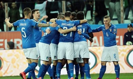 Para pemain timnas Italia saat merayakan gol ke gawang lawan.