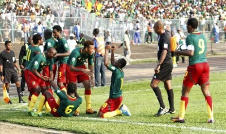 Para pemain Timnas Kamerun merayakan kemenangan.