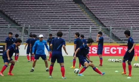 Para pemain timnas Korea Selatan U19 berlatih di Stadion Gelora Bung Karno, Jakarta, Senin (7/10). Korea Selatan akan menghadapi Filipina dalam laga kualifikasi Piala Asia U-19 2014. 