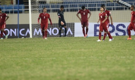 Para pemain timnas senior Indonesia tertunduk lesu usai dikalahkan Filipina di Piala AFF 2014, Selasa (25/11).