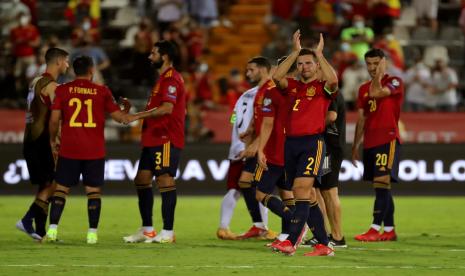 Para pemain timnas Spanyol merayakan kemenangan.