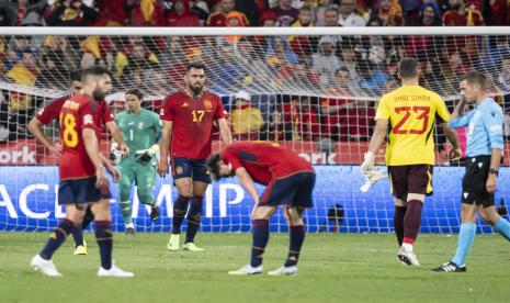 Para pemain timnas Spanyol tampak kecewa seusai dikalahkan timnas Swiss di kandang sendiri, Zaragoza, Spanyol, Ahad (25/9/2022).