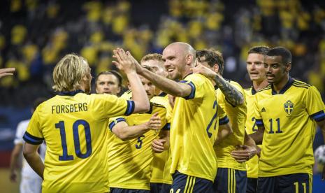 Para pemain timnas Swedia merayakan gol Marcus Danielson (tengah) pada laga pemanasan jelang Euro 2020 melawan Armenia di Friends Arena, Solna, Ahad (6/6) dini hari WIB. Swedia menang 3-1.