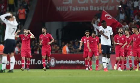 Para pemain timnas Turki merayakan gol ke gawang timnas Prancis dalam pertandingan kualifikasi Euro 2020 grup H, Ahad (9/6) dini hari WIB