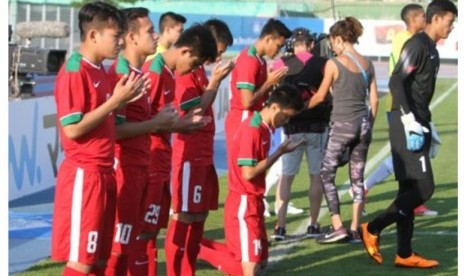 Para pemain timnas U-19 berdoa sebelum bertanding melawan Brasil U-20.