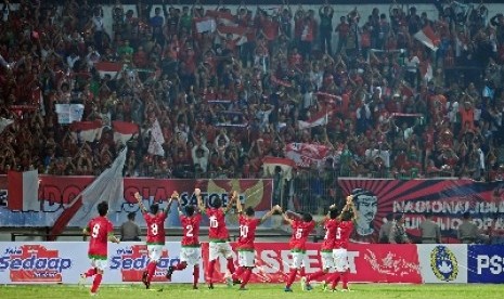 Para pemain Timnas U-19 merayakan kemenangan.