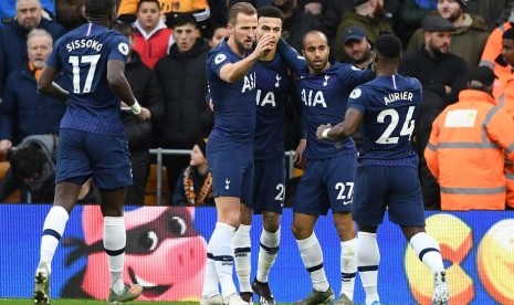 Para pemain Tottenham Hostpur merayakan gol ke gawang Wolverhampton Wanderers. Tottenham mengalahkan Wolves 2-1.