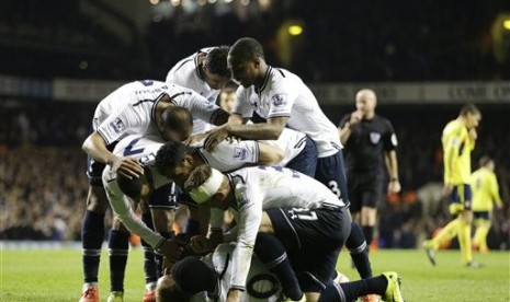 Para pemain Tottenham Hotspur merayakan gol.