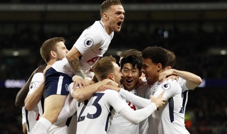 Para pemain Tottenham Hotspur merayakan gol cepat Christian Eriksen ke gawang Manchester United dalam lanjutan Liga Primer Inggris di Stadion Wembley, Kamis (1/2) dini hari WIB. Tottenham menang 2-0.