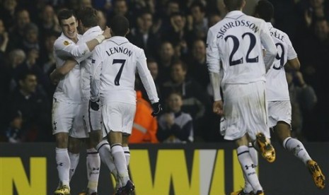 Para pemain Tottenham Hotspur merayakan gol Gareth Bale ke gawang Inter Milan di leg pertama 16 besar Liga Europa di White Hart Lane, Jumat (8/3) dini hari WIB.