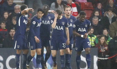 Para pemain Tottenham Hotspur merayakan gol Harry Kane (kedua kanan) pada laga Liga Primer lawan Southampton di St Mary, Senin (22/1) dini hari WIB. Laga berakhir imbang 1-1.