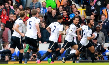 Para pemain Tottenham Hotspur merayakan gol Mousa Dembele (kanan) pada laga Liga Primer lawan AFC Bournemouth di White Hart Lane, Sabtu (15/4). Spurs menang 4-0.