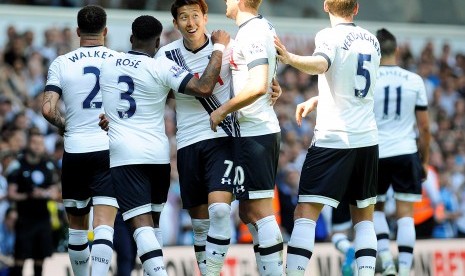 Para pemain Tottenham Hotspur merayakan gol Son Heung-min (tengah) ke gawang Southampton pada laga di White Hart Lane, 8 Mei 2016.