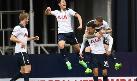 Para pemain Tottenham Hotspur merayakan gol yang diceta Dele Alli (kanan bawah) ke gawang Arsenal. Tottenham menang 2-0 atas Arsenal, Ahad (30/4).