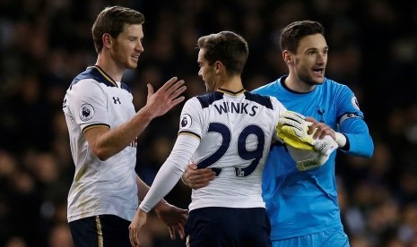 Para pemain Tottenham Hotspur merayakan kemenangan 2-0 atas Chelsea.